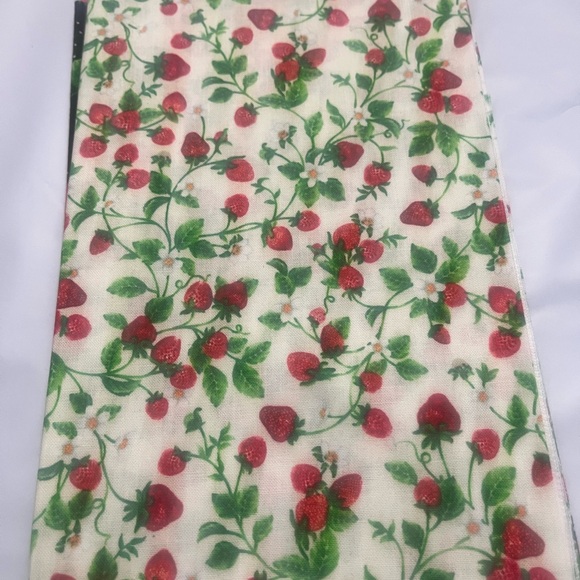 Annie’s Holiday Quilters Club Strawberry Fields Fabric - Picture 5 of 6